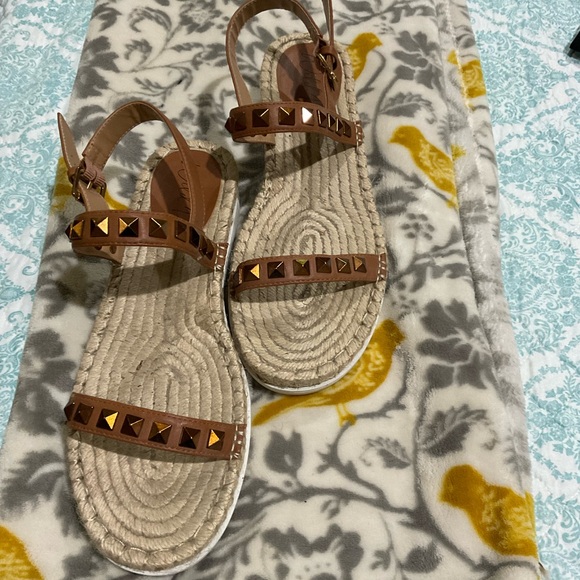 Wild Pair Yelenah Studded Espadrille Wedge Sandals Faux Leather Size 9 - Picture 2 of 7